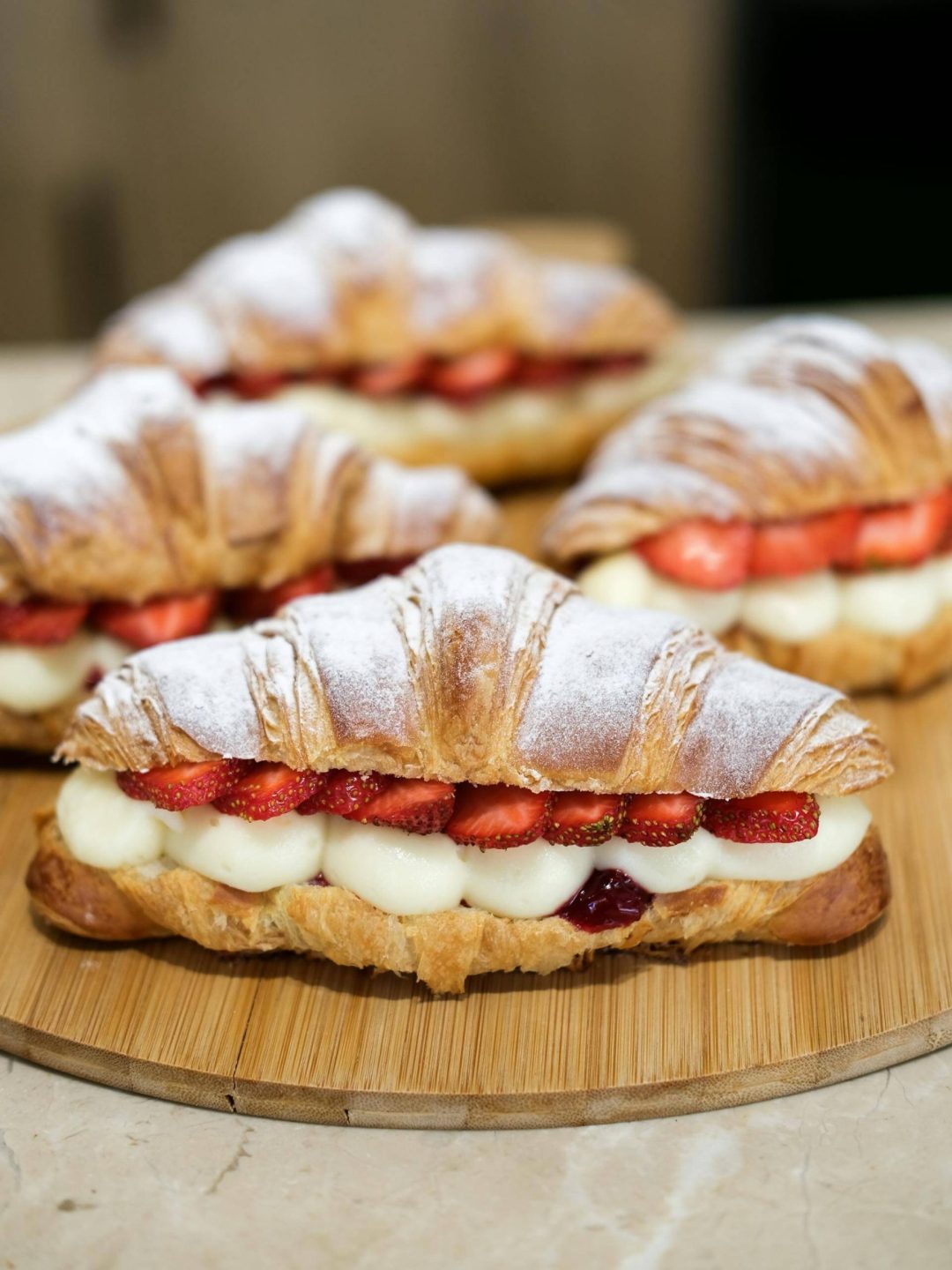 Beyaz Çikolatalı + Meyveli kruvasan